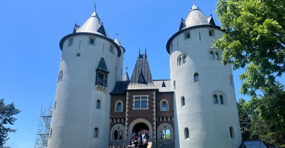 This gorgeous fairy tale-like castle in Tennessee is the perfect destination for an unforgettable day trip