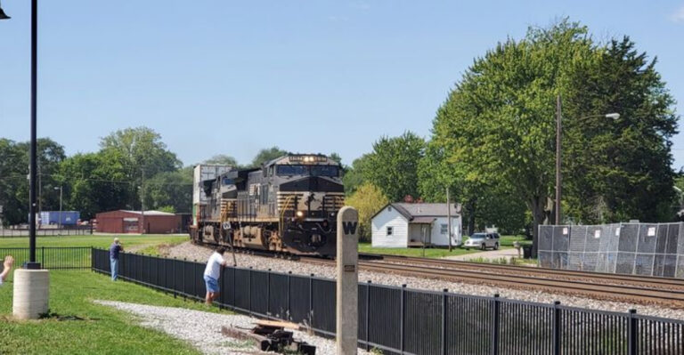 This hidden Ohio park offers views of over 100 freight trains every day