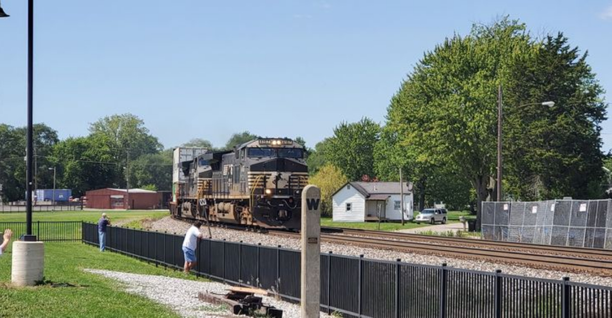 This hidden Ohio park offers views of over 100 freight trains every day