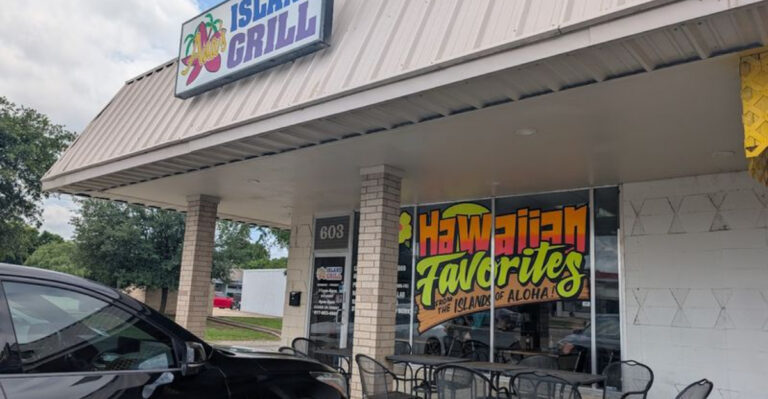 This mouthwatering Hawaiian restaurant in Texas feels like a tropical getaway