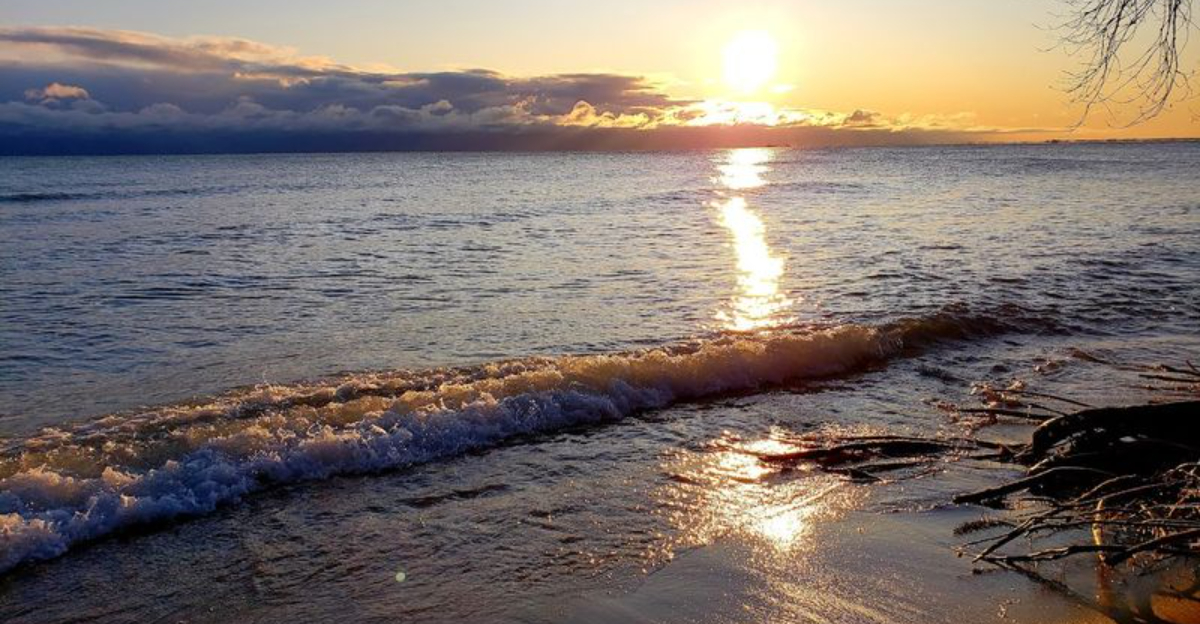 This picturesque lake beach in Michigan looks so stunning it feels like the ocean