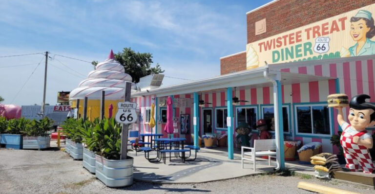 This retro ice cream shop in Illinois lets you relive Route 66’s golden era