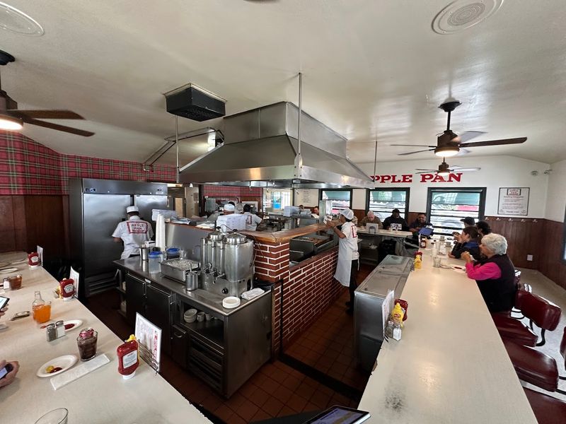 Tips for First-Time Visitors to The Apple Pan