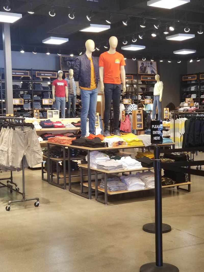 Tommy Hilfiger Outlet: Classic American Style With a Serious Markdown Tommy Hilfiger Outlet: Classic American Style With a Serious Markdown