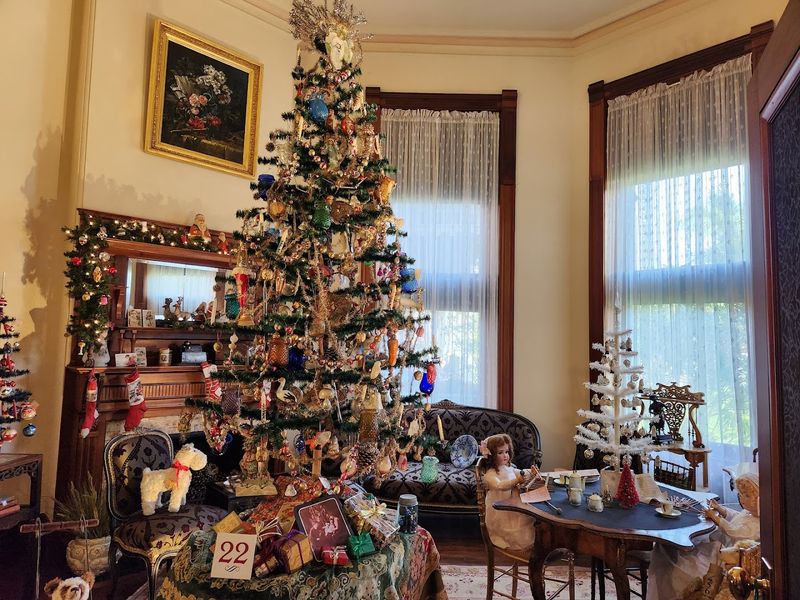 Victorian Christmas Stroll: A Holiday Tradition Unlike Any Other