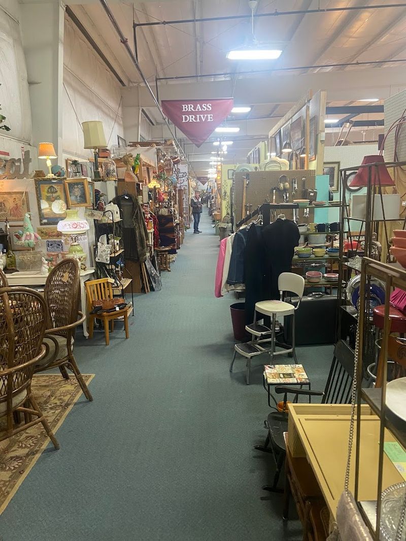 Vintage Clothing and Accessories for the Fashion-Forward Shopper