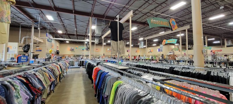 Warehouse-Sized Space Made for Serious Shoppers