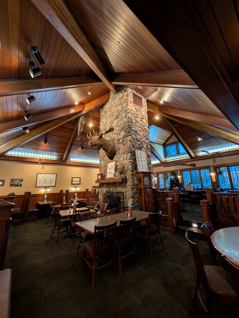 Warm Atmosphere With a Classic Tavern Feel