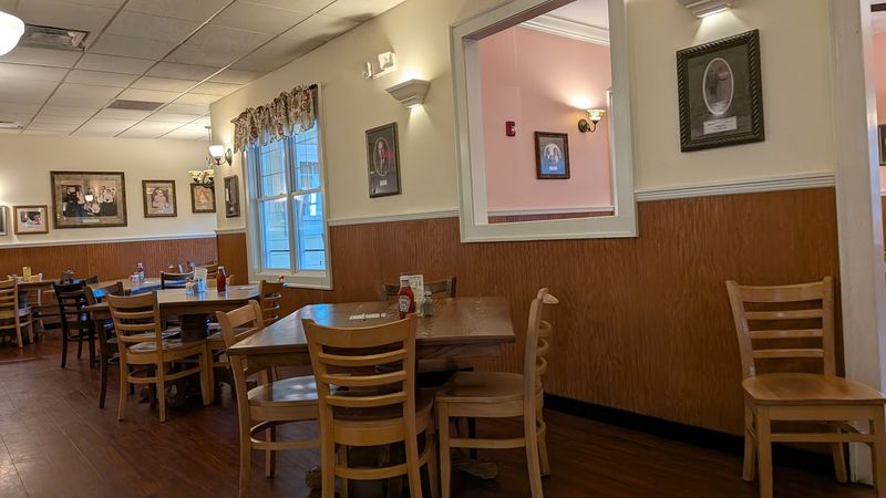 Warm and Welcoming Farmhouse Atmosphere