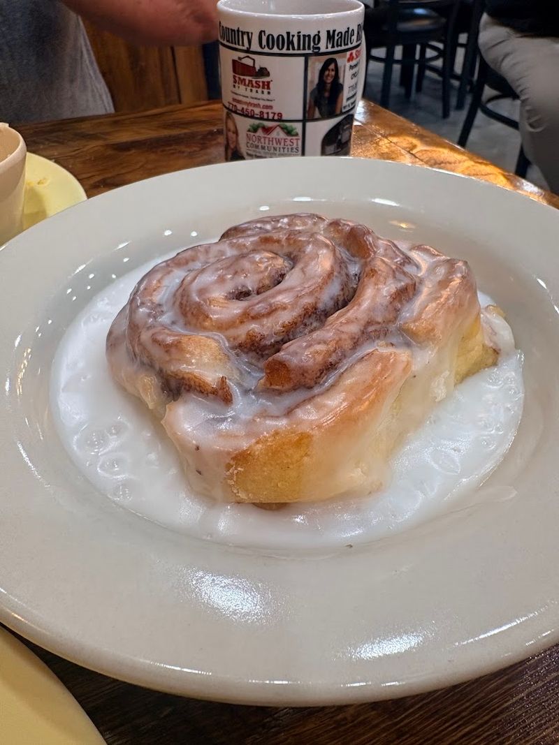 Weekend-Only Cinnamon Rolls Worth Planning Your Trip Around