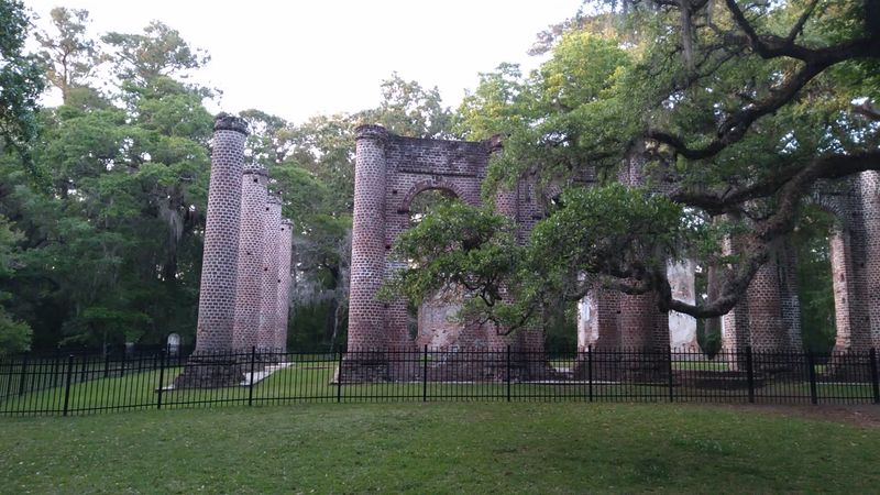 Well-Maintained Grounds With Picnic Tables for a Relaxing Visit