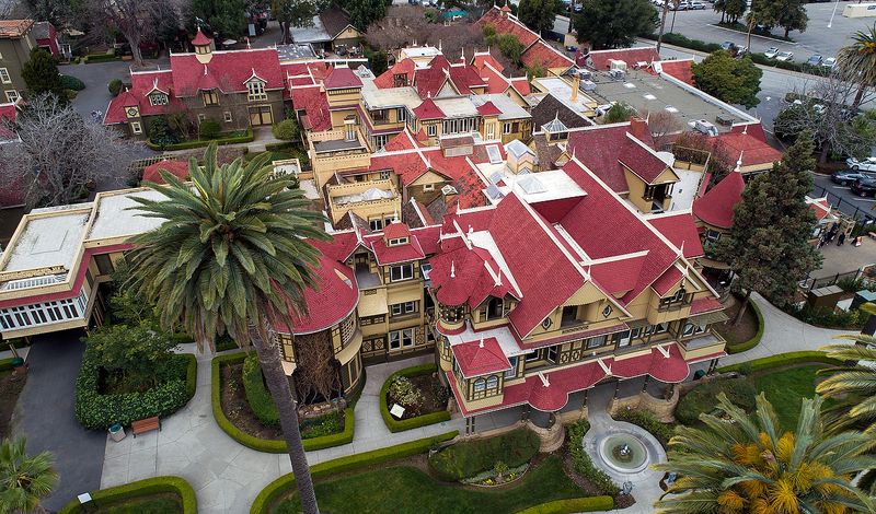 160 Rooms Built Without a Master Plan