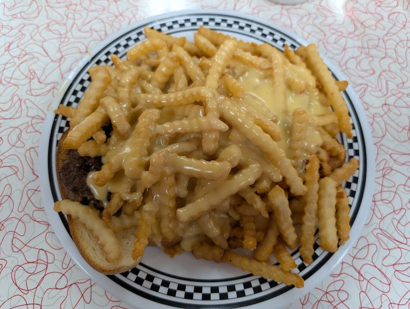 A Chili Cheeseburger That Competes With the Horseshoe for Loyalty A Chili Cheeseburger That Competes With the Horseshoe for Loyalty