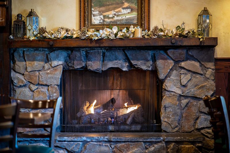 A Cozy Setting with Real Charm A Cozy Setting with Real Charm