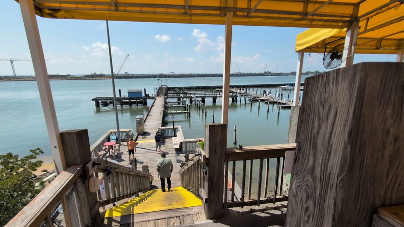A Dock Bar Where the Wait Feels Like Part of the Fun