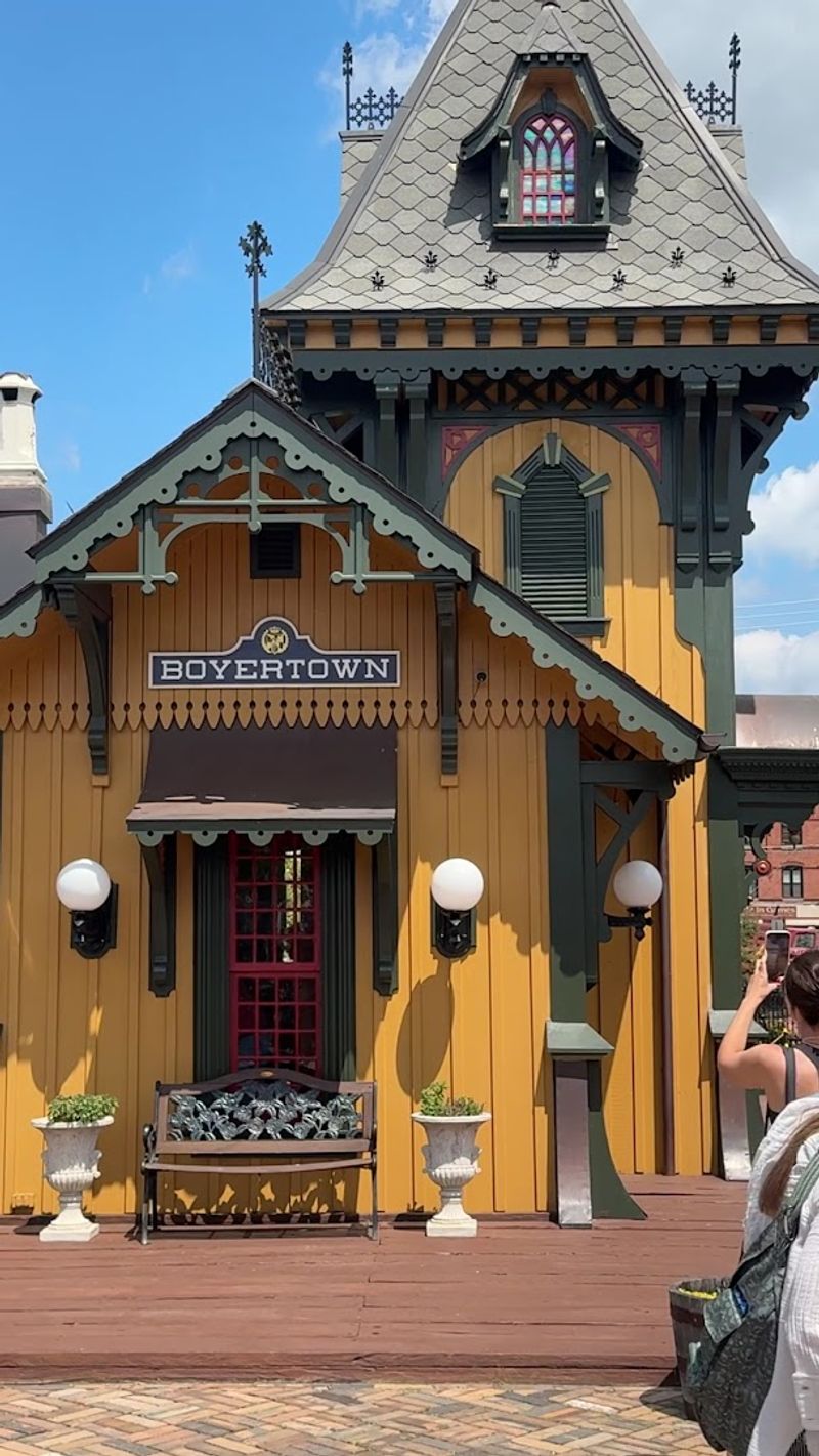 A Gift Shop, Coffee Shop, and Ice Cream Shop On-Site