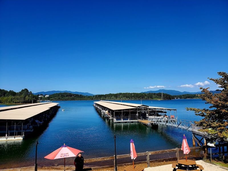 A Lakeside Location That Feels Like a Hidden Getaway