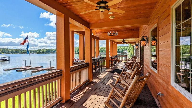 A Lakeside Setting That Stops You in Your Tracks