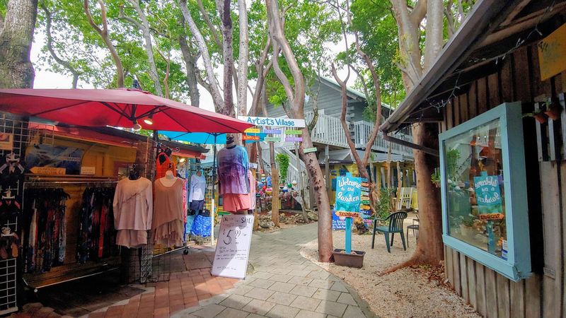 A Living Art Market Right Off the Highway