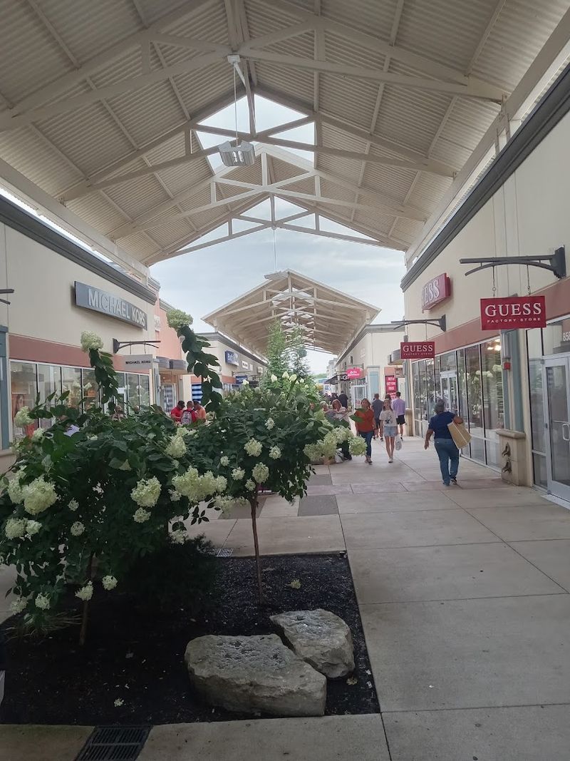 A Massive Open-Air Layout Built for Comfortable Shopping