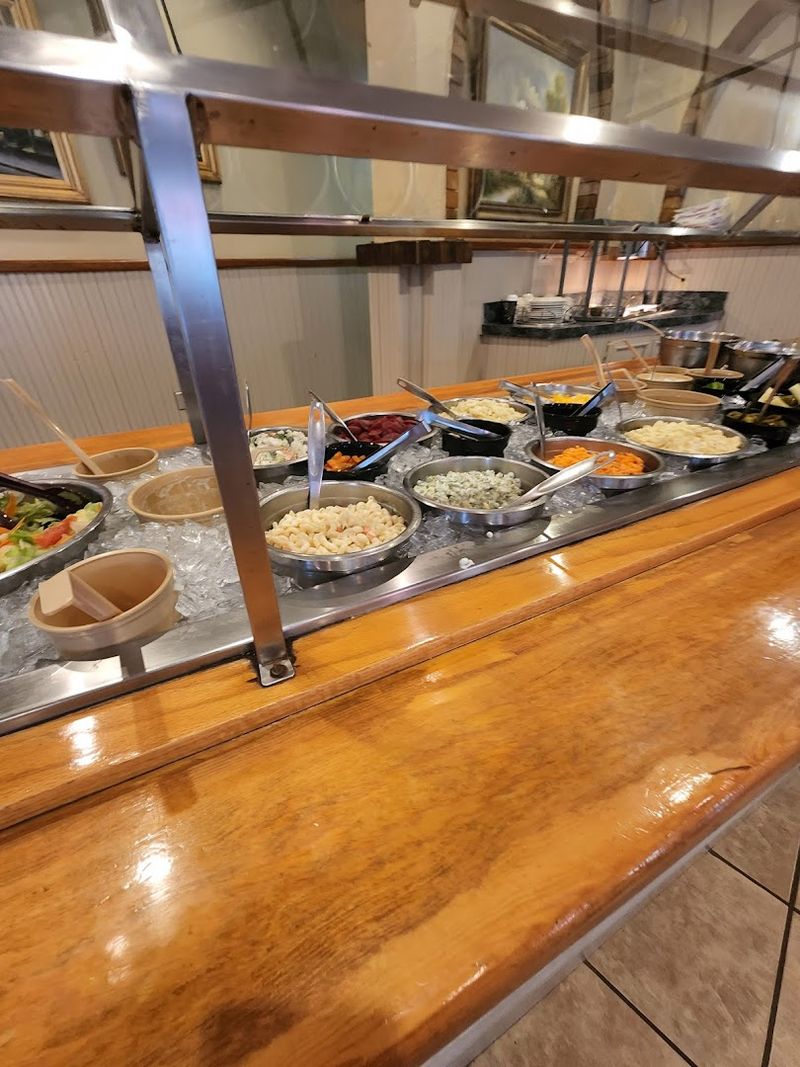 A Salad Bar That Adds Freshness to Every Visit