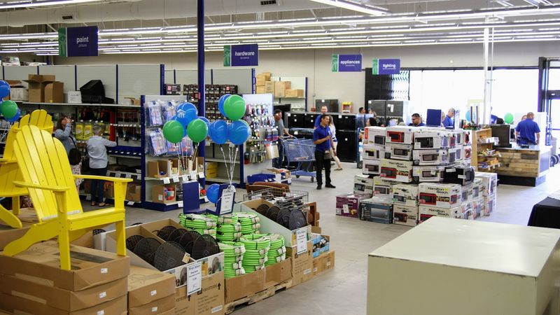 A Spotlessly Clean and Organized Store Layout A Spotlessly Clean and Organized Store Layout