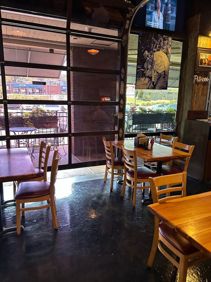 A Strip Mall Location With a Surprisingly Great Atmosphere