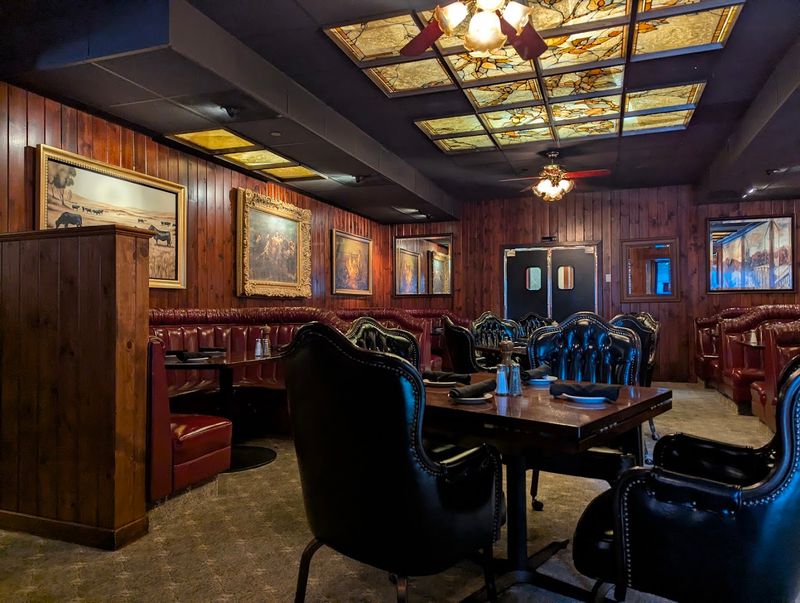 A Supper-Club Atmosphere Straight Out of Old Hollywood
