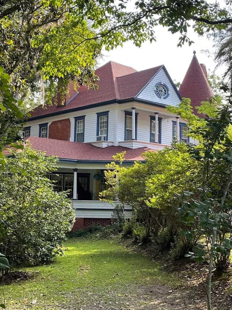 A Victorian Beauty With A Mysterious Past