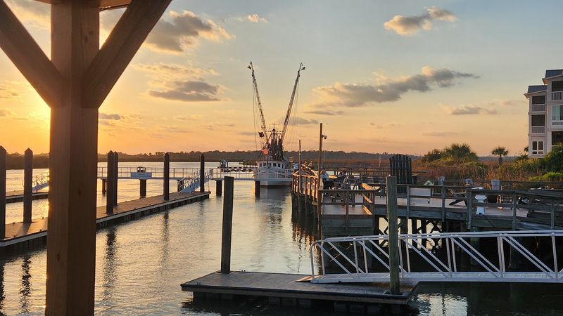 A Waterfront Setting That Feels Like a Dream A Waterfront Setting That Feels Like a Dream