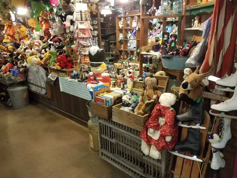 Antiques, Vintage Finds, and Collectibles Hidden Around Every Corner