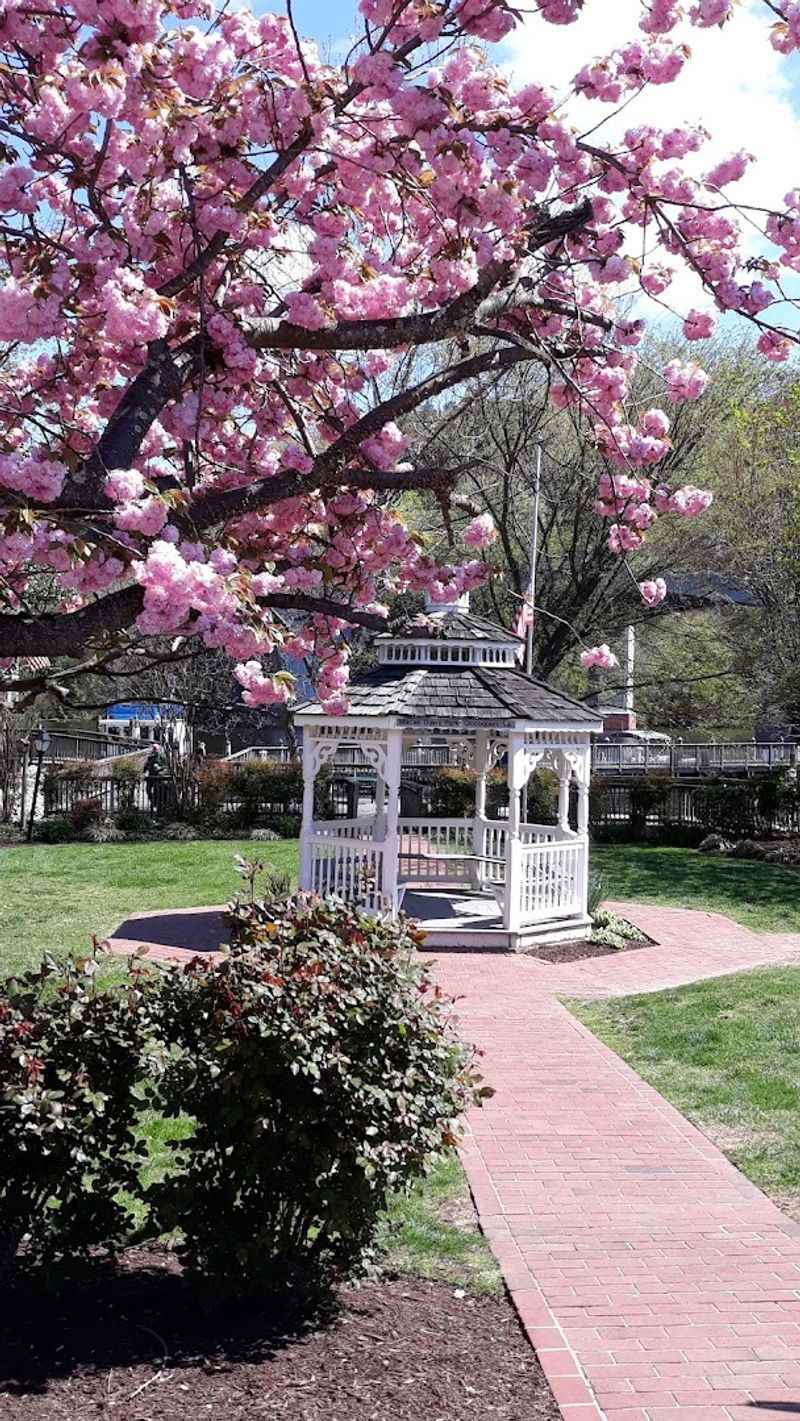 Attend the Occoquan Arts and Crafts Show Attend the Occoquan Arts and Crafts Show
