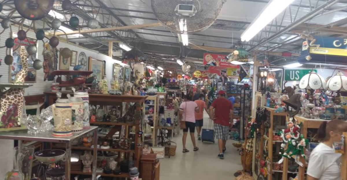 Bargain Hunters Travel Across Florida To Explore This Huge Flea Market Filled With Deals