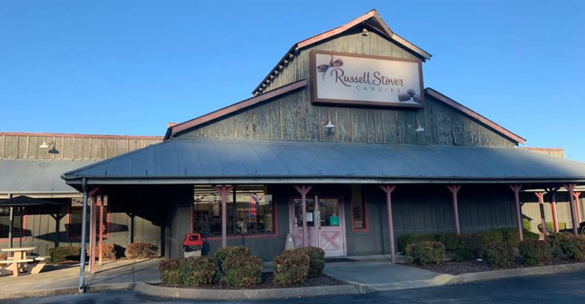 Breakfast Fans From Every Corner Of Tennessee Are Lining Up At This Legendary Local Restaurant