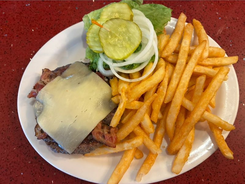Burgers That Bring the Crowd Back Again and Again Burgers That Bring the Crowd Back Again and Again