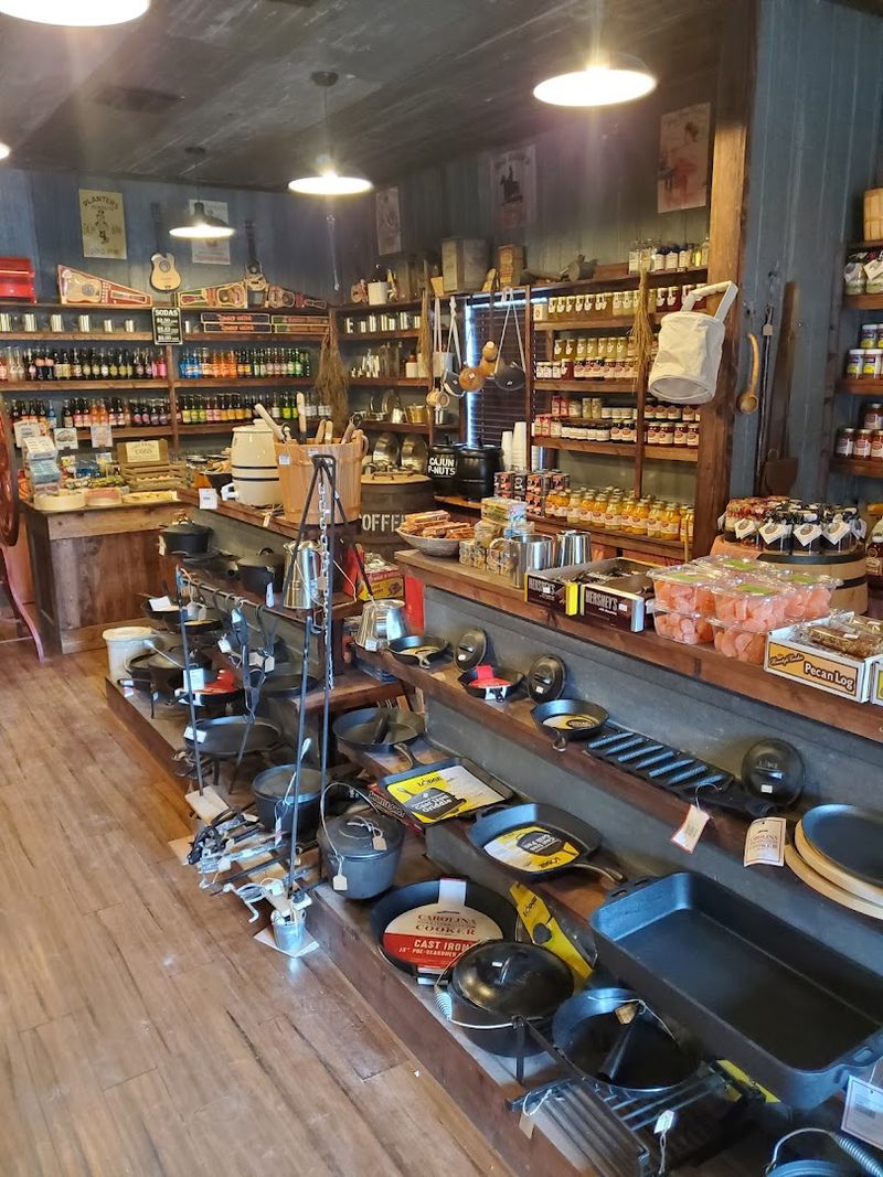 Cast Iron Cookware and Practical Old-School Goods Cast Iron Cookware and Practical Old-School Goods
