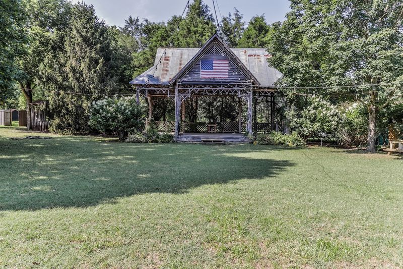 Celebrity Neighbors Who Chose Quiet Over Glamour