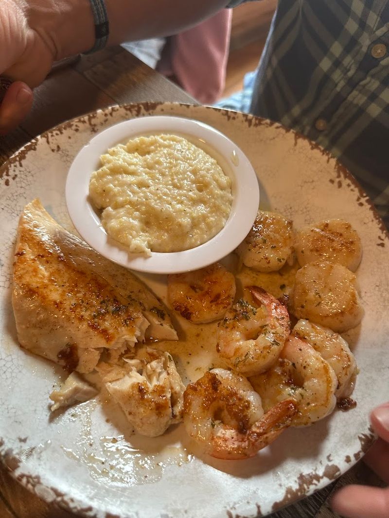 Cheesy Shrimp and Grits That Feel Like a Warm Hug