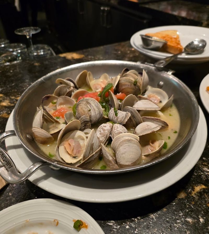 Clams and Linguine in White Wine Sauce