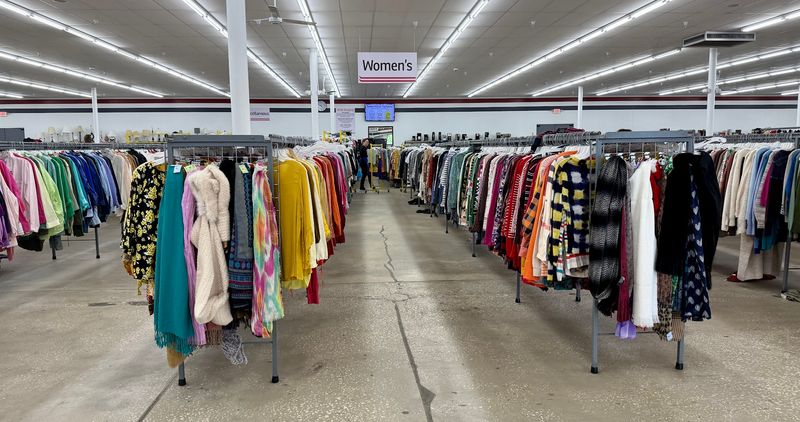 Clothing Organized So Well It Would Impress a Professional Stylist Clothing Organized So Well It Would Impress a Professional Stylist
