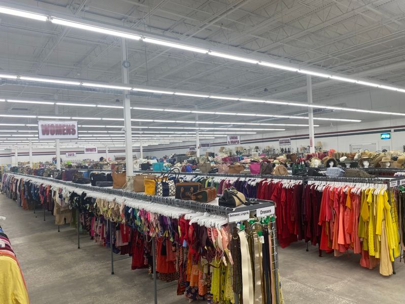 Color-Coded Clothing Racks Make Shopping Surprisingly Easy