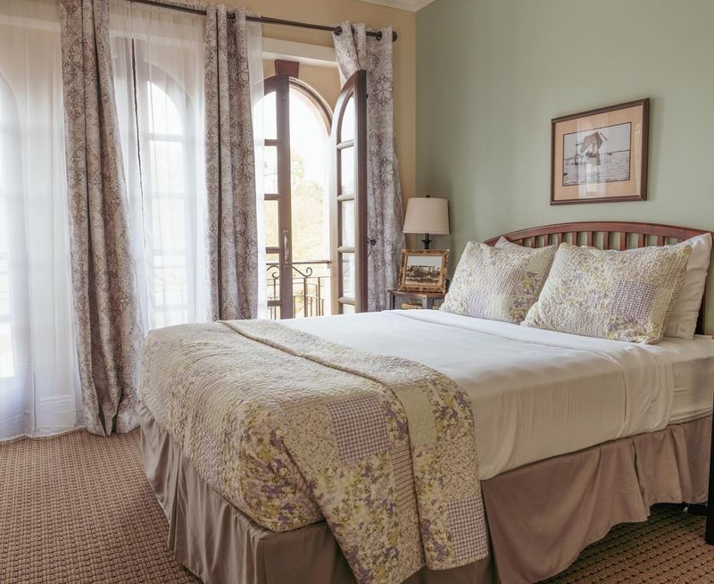 Comfortable Rooms With a Touch of Vintage Sophistication