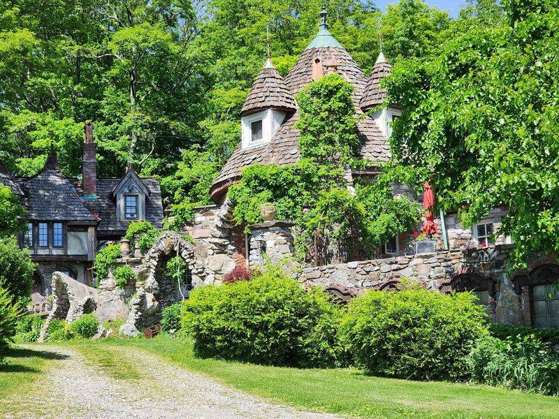 Complimentary Daily Castle Tours with Toni Complimentary Daily Castle Tours with Toni
