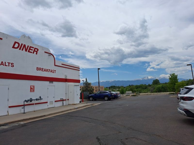 Convenient Location Near the Airport and Shopping Convenient Location Near the Airport and Shopping