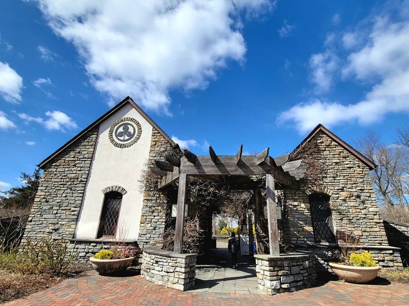 Cotswold Overlook: A Breathtaking Welcome at the Entrance Cotswold Overlook: A Breathtaking Welcome at the Entrance