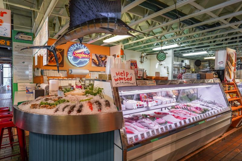 Counter Seating and a Lively Open Market Atmosphere