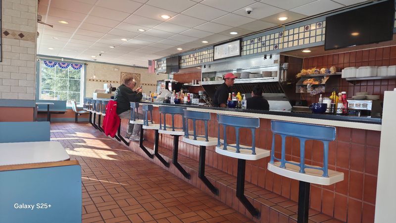 Cozy Booths and Counter Seats That Feel Like Home Cozy Booths and Counter Seats That Feel Like Home
