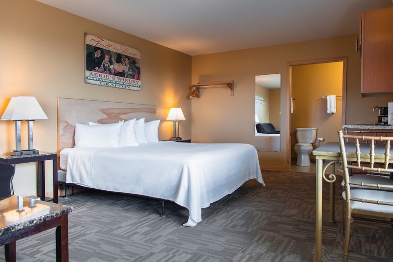 Cozy Resort Rooms With Whirlpool Tubs and River Views