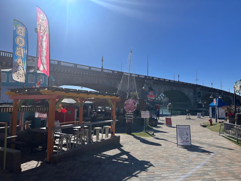 Dining and Snacking With a View of the Water
