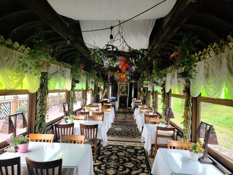 Dining on the Rails: Food and Drinks Worth Savoring